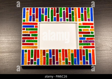Décorées avec cadre photo verre mosaïque colorée sur fond de bois Banque D'Images