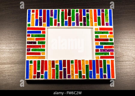 Décorées avec cadre photo verre mosaïque colorée sur fond de bois Banque D'Images