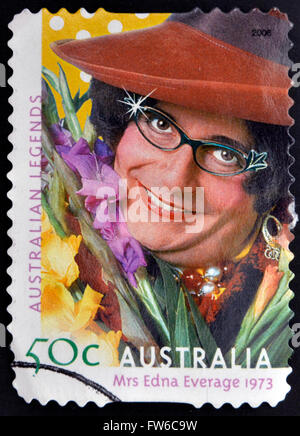 L'AUSTRALIE - circa 2004 : timbre imprimé en Australie montre Dame Edna moyenne, vers 2004 Banque D'Images