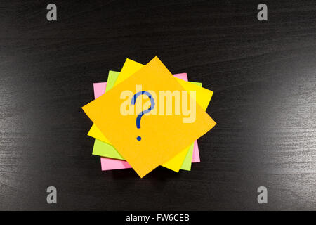 Point d'interrogation sur un post-it sur fond de bois Banque D'Images