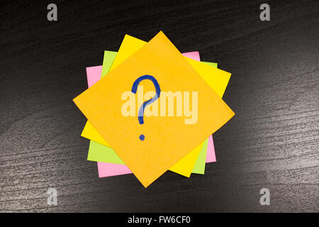 Point d'interrogation sur un post-it sur fond de bois Banque D'Images
