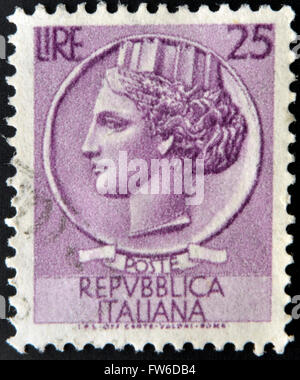 Italie - circa 1977 : timbres en Italie montre tête de femme, qui symbolisent l'Italie après l'Syracusean Coin, vers 1977 Banque D'Images