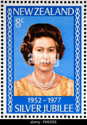 Nouvelle Zélande - circa 1977 : timbre imprimé en Nouvelle-Zélande montre Portrait de la Reine Elizabeth, vers 1977. Banque D'Images
