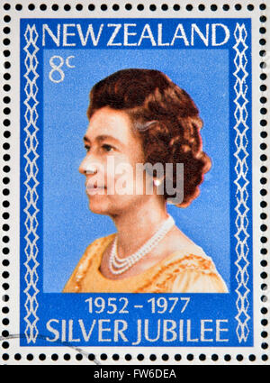 Nouvelle Zélande - circa 1977 : timbre imprimé en Nouvelle-Zélande montre Portrait de la Reine Elizabeth, vers 1977. Banque D'Images