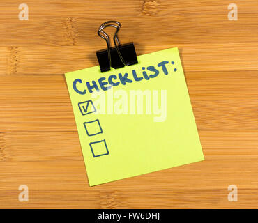 Sticky note liste sur fond de bois Banque D'Images