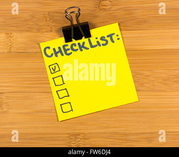 Sticky note liste sur fond de bois Banque D'Images