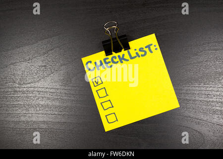 Sticky note liste sur fond de bois Banque D'Images