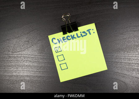 Sticky note liste sur fond de bois Banque D'Images