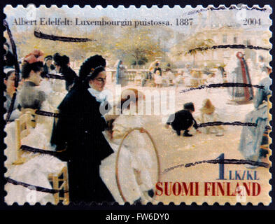 Finlande - circa 2004 : timbres en Finlande montre que les femmes dans le jardin du Luxembourg, photo d'Albert Edelfelt, vers 2004 Banque D'Images