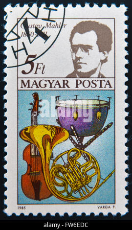 Hongrie - circa 1985 : timbres en Hongrie montre Gustav Mahler, pardessus de viole, électrique, double tambour horn, vers 1985 Banque D'Images