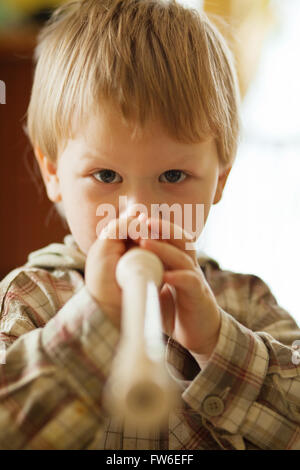 Bébé Garçon jouant de la flûte Banque D'Images