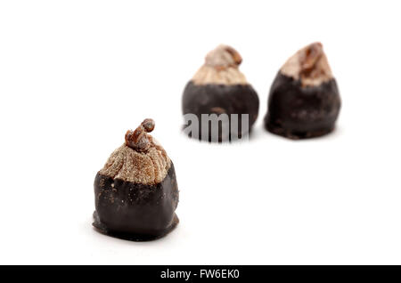 Les figues séchées avec des amandes recouvertes de chocolat Banque D'Images