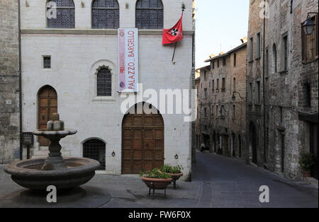 Fontaine de la Mad (Fontana dei Matti) dans la ville médiévale de Gubbio Ombrie,Italie, Banque D'Images