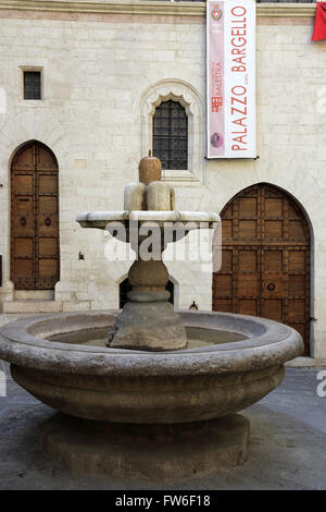 Fontaine de la Mad (Fontana dei Matti) dans la ville médiévale de Gubbio Ombrie,Italie, Banque D'Images