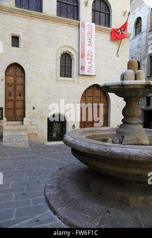 Fontaine de la Mad (Fontana dei Matti) dans la ville médiévale de Gubbio Ombrie,Italie, Banque D'Images