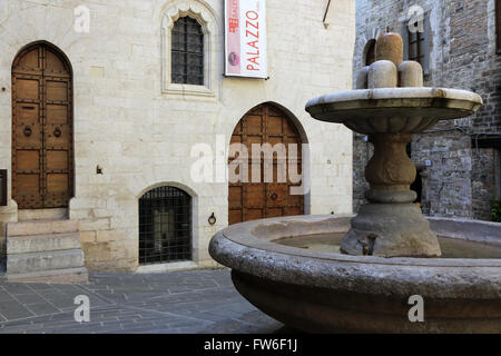 Fontaine de la Mad (Fontana dei Matti) dans la ville médiévale de Gubbio Ombrie,Italie, Banque D'Images