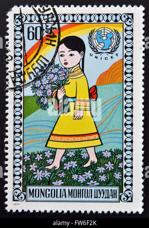 Mongolie - circa 1977 : timbres en Mongolie montre fille avec bouquet de fleurs, circa 1977 Banque D'Images