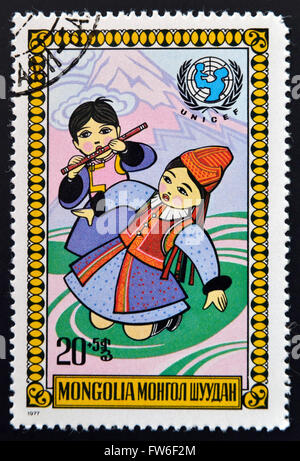 Mongolie - circa 1977 : timbres en Mongolie montre fille et garçon, vers 1977 Banque D'Images