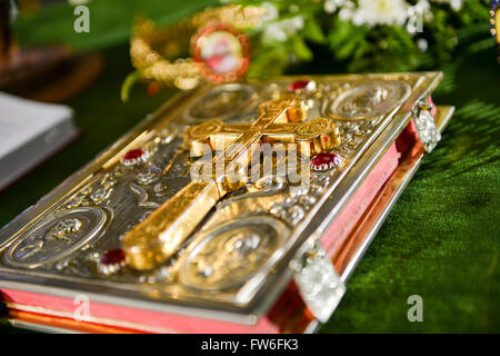 Sur une croix sainte bible with flower in background Banque D'Images