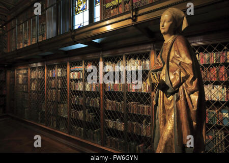 Bois sculpté la statue de St.Elizabeth Dans Mr.Morgan's Library à l'intérieur de Morgan Library & Museum, Manhattan, New York City, USA Banque D'Images