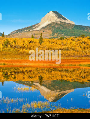 Coeur butte et reflète les couleurs de l'automne dans un étang près de coeur Butte, Montana Banque D'Images