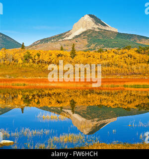 Coeur butte et reflète les couleurs de l'automne dans un étang près de coeur Butte, Montana Banque D'Images