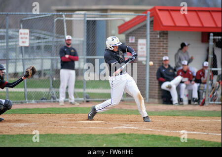 La pâte de la prise de contact lors d'un début de saison, l'école secondaire varsity match de baseball. USA. Banque D'Images