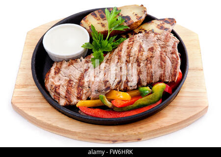 Dans une casserole de viande grillée avec légumes Banque D'Images