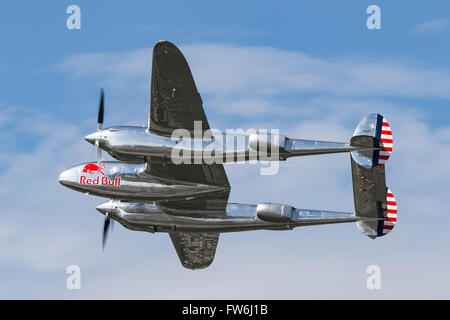Lockheed P-38 Lightning L N25Y exploité par Red Bull's "The Flying Bulls" Banque D'Images