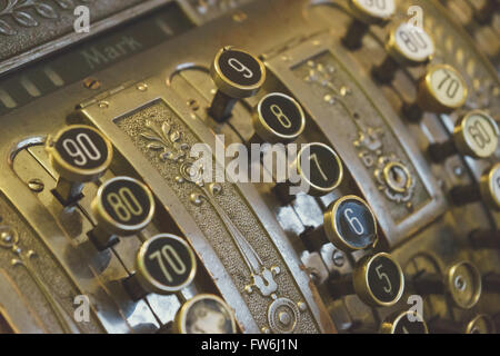 Caisse enregistreuse Vintage Keys closeup, selective focus Banque D'Images