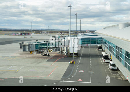 Passerelle d'attente d'un avion pour arriver à l'aéroport Banque D'Images