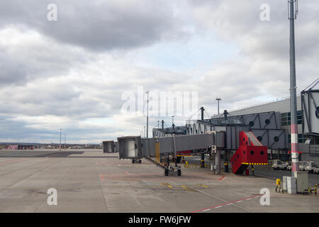 Passerelle d'attente d'un avion pour arriver à l'aéroport Banque D'Images