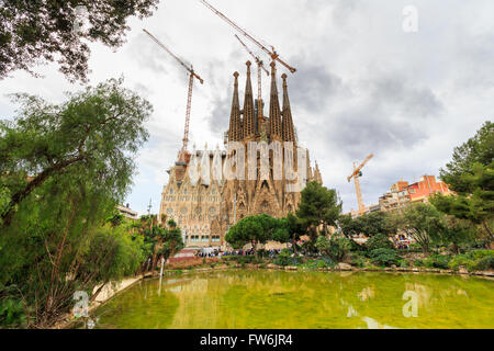 La Sagrada Familia - l'impressionnante cathédrale conçu par l'architecte Gaudi, qui est en cours de construction depuis le 19 mars 1882 et n'est pas Banque D'Images