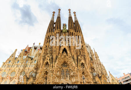 La Sagrada Familia - l'impressionnante cathédrale conçu par l'architecte Gaudi, qui est en cours de construction depuis le 19 mars 1882 et n'est pas Banque D'Images