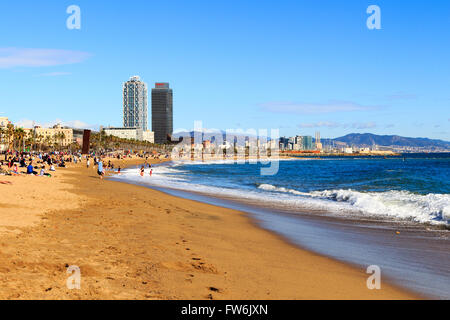 Vue de la plage de la Barceloneta et les bâtiments en arrière-plan, Barcelone. Banque D'Images