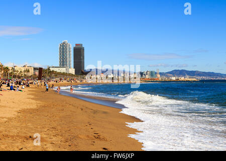 Vue de la plage de la Barceloneta et les bâtiments en arrière-plan, Barcelone. Banque D'Images