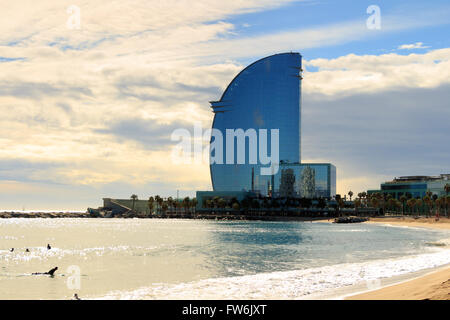 Vue frontale de l'W Barcelona Hotel, conçu par l'architecte Ricardo Bofill Banque D'Images