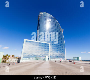 Vue frontale de l'W Barcelona Hotel, conçu par l'architecte Ricardo Bofill Banque D'Images