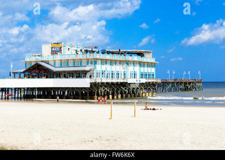 Daytona Beach avec les touristes et les baigneurs, en Floride, l'Amérique, USA et le traditionnel pier en arrière-plan. Banque D'Images