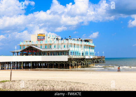 Daytona Beach avec les touristes et les baigneurs, en Floride, l'Amérique, USA et le traditionnel pier en arrière-plan. Banque D'Images