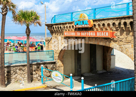 Daytona Beach avec les touristes et les baigneurs, en Floride, l'Amérique, USA Banque D'Images