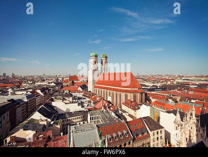 Vue panoramique de Munich avec cathédrale Frauenkirche, symbole de la ville Banque D'Images
