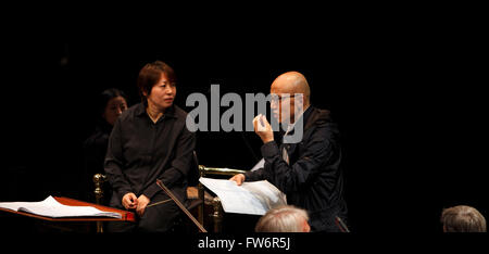 Xian Zhang né en 1973 à Shenyang, Liaoning), Chinese chef américain et chinois, Chen Qigang compositeur. BBC Proms 2015, Banque D'Images