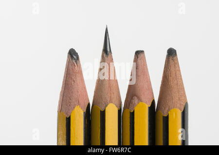 Crayons et feuilles d'un soupir de travail dur ou paresseux, portés de crayon alignés dans une ligne d'alerte permanent Banque D'Images