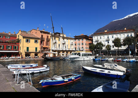 Voir le centre-ville de Malcesine et petit port. Malcesine est situé sur la rive orientale du lac de garde dans la province de Vérone Banque D'Images