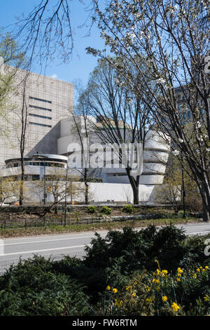 Extérieur du Musée Guggenheim au printemps vu de Central Park, NYC Banque D'Images