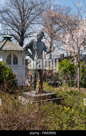 Une statue de Fred Lebow, le fondateur du marathon de New York, est située près de la porte des ingénieurs de Central Park, New York, États-Unis Banque D'Images