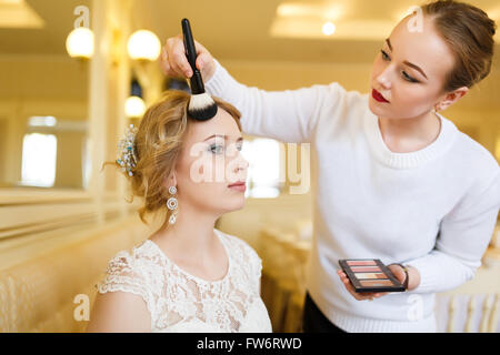 Femme font suite nuptiale composent avant la cérémonie de mariage Banque D'Images