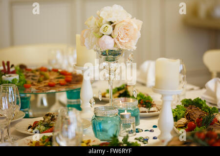 La table du banquet avec restaurant avant un banquet de mariage Banque D'Images