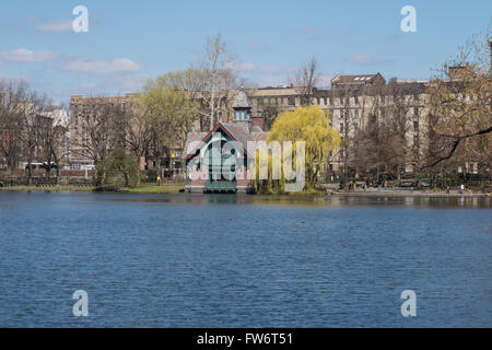 Le Harlem Meer est un petit plan d'eau situé à l'extrême nord de Central Park, à New York, aux États-Unis Banque D'Images